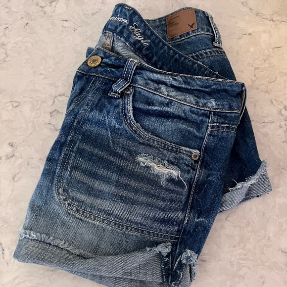Women’s American Eagle Low Rise Denim Jean shorts with 4" Inseam cuff - Picture 3 of 6